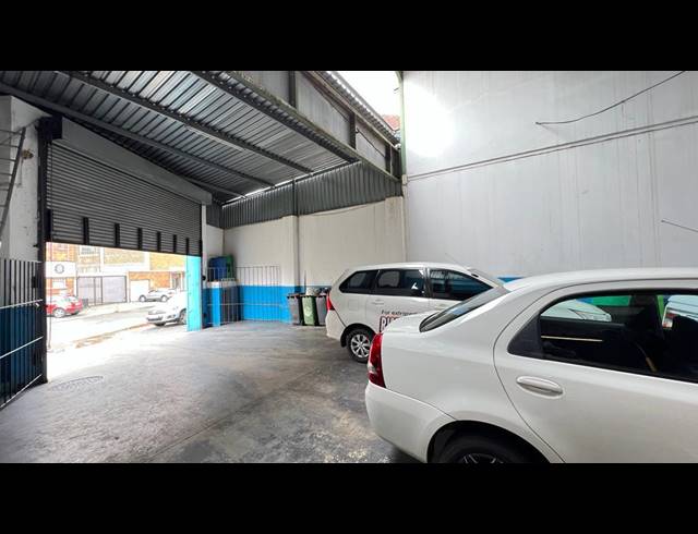 1,660M² WAREHOUSE FOR SALE IN VILLAGE DEEP